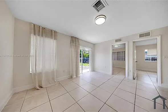 5 bed, 1525 sqft, $3,940 — Photo 4