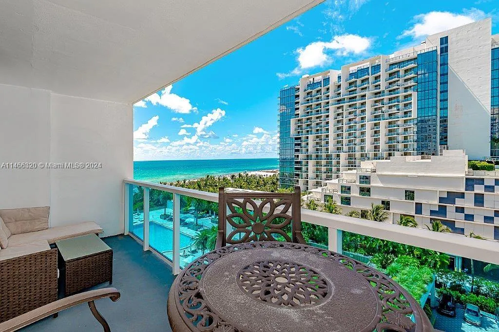 Roney Palace Condo — Photo 1