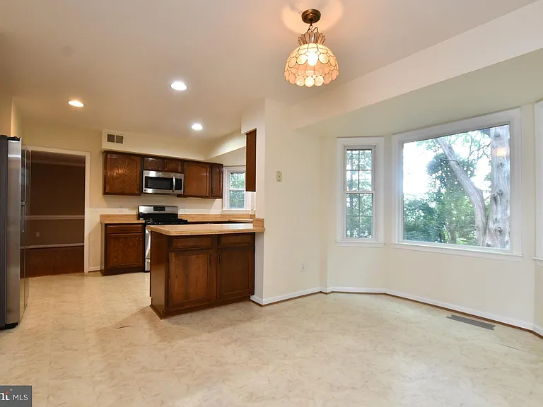 350 Copperfield Ln — Photo 2