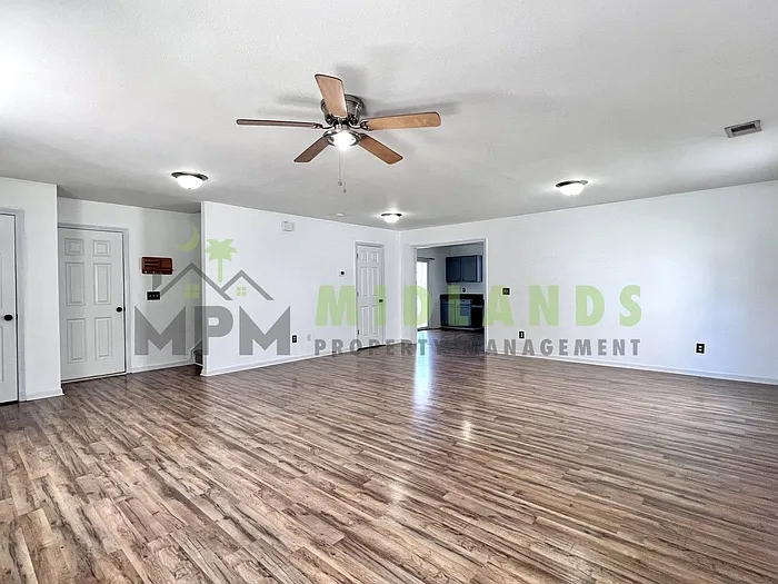 4 bed, 2.5 bath, 2029 sqft, $2,300 — Photo 4
