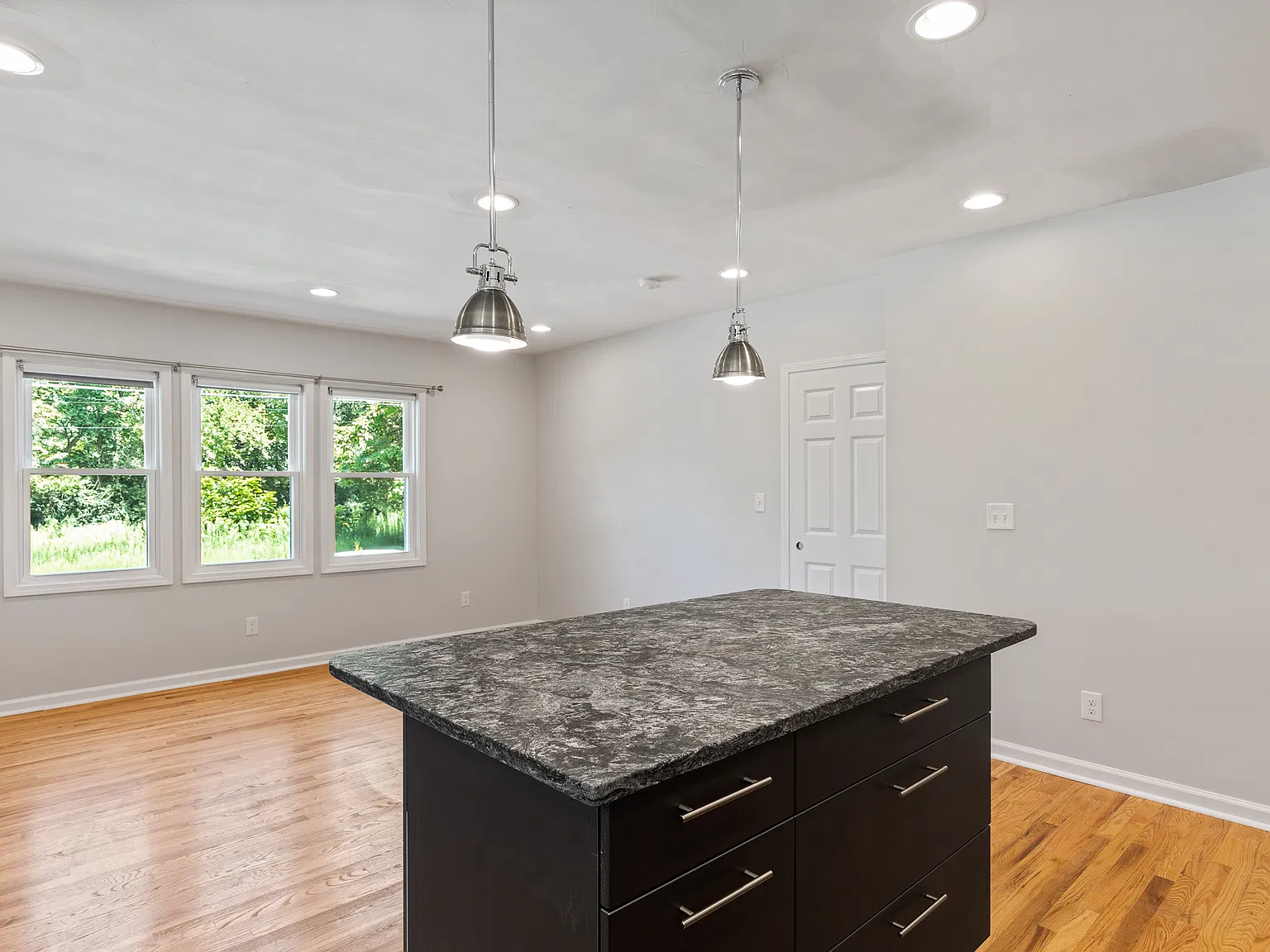 3 bed, 900 sqft, $2,399 — Photo 4