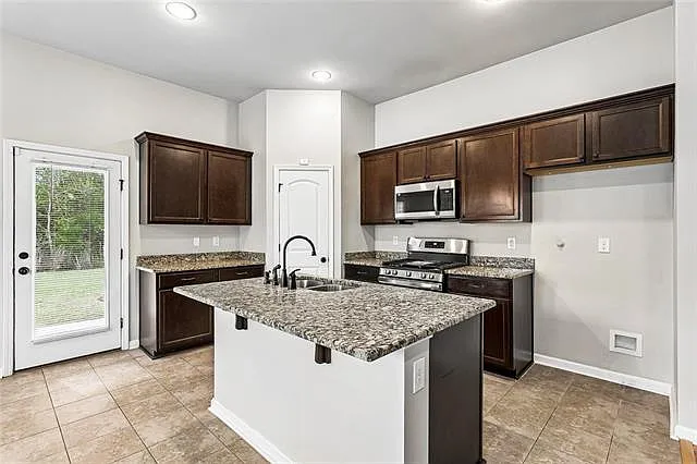 525 Oakley Blvd — Photo 4
