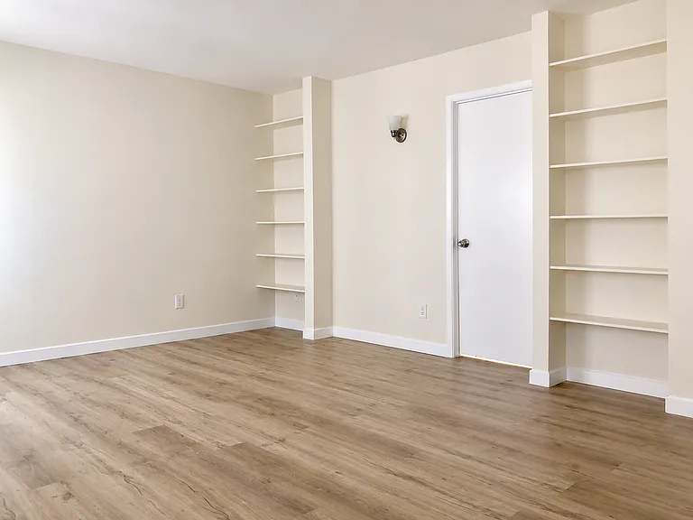 Charming Tudor-Style Apartments in Prime Sherman Oaks Location — Photo 7