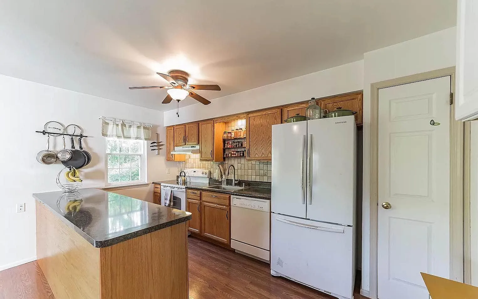 3 bed, 2.5 bath, 1600 sqft, $2,700 — Photo 3