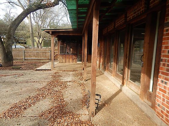 4th image of 1207 Live Oak Dr