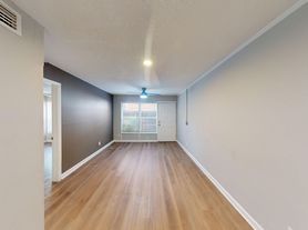 Spacious 1 Bedroom in Riverside Washer/Dryer Included!, 1 br / 1.0 ba, $1150