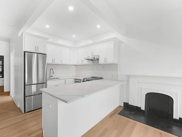 220 W 10th St #4A — Photo 7