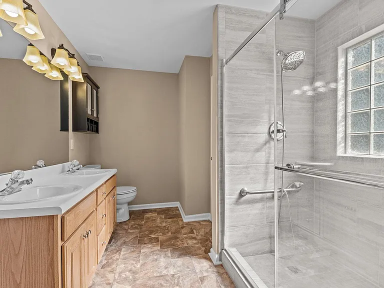 501 Rookwood Ct — Photo 10