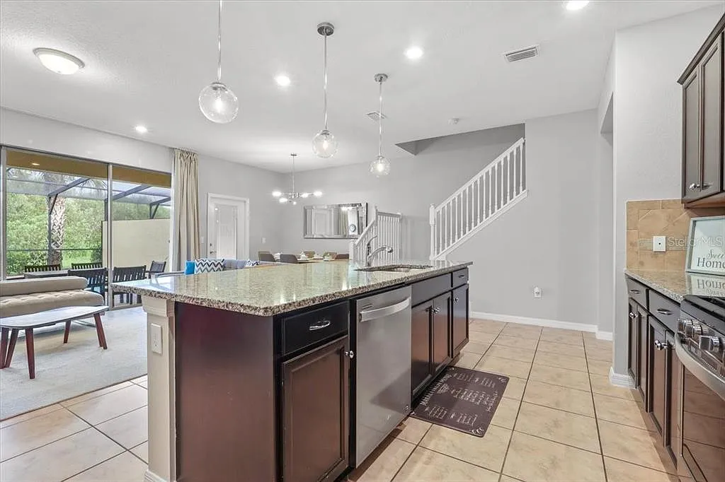 5 bed, 4.5 bath, 2076 sqft, $3,100 — Photo 4