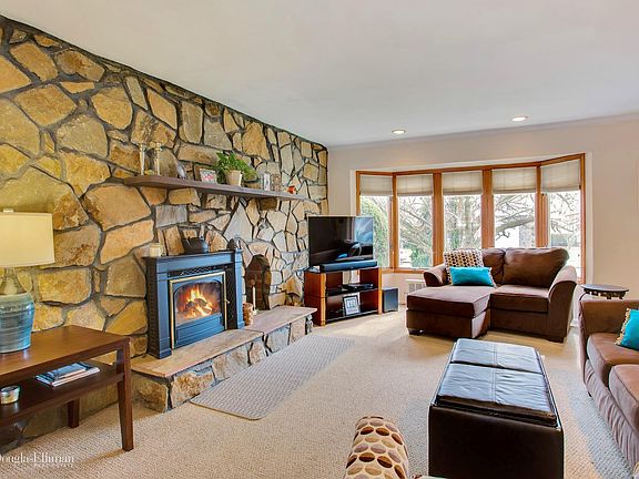 5th image of 22 Evelyn Dr