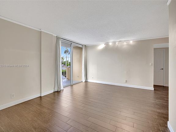 5th image of 1050 SE 15th St APT 203