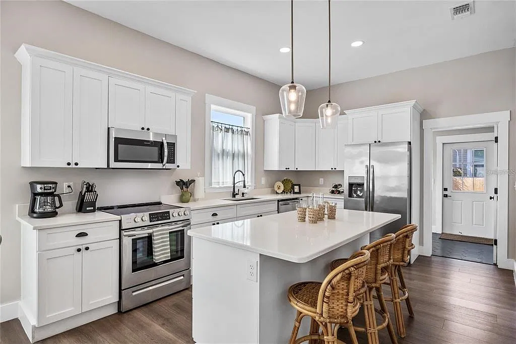 3 bed, 2.0 bath, 1169 sqft, $2,250 — Photo 3
