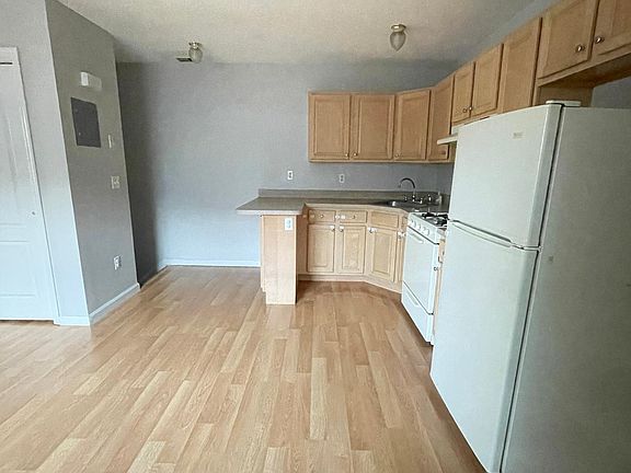 4th image of 382 Hoyt Ave #3