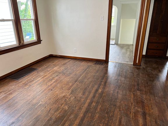 5th image of 50 E Hillcrest Ave