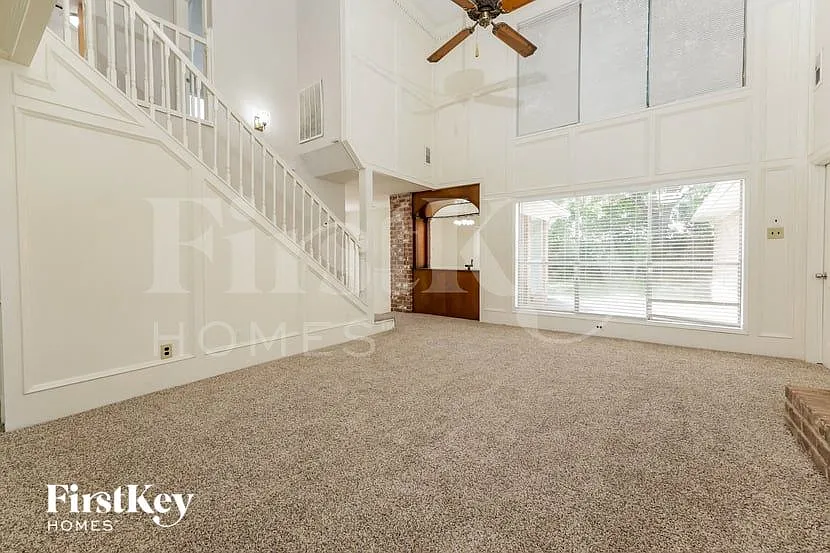 4 bed, 2.5 bath, 2799 sqft, $2,360 — Photo 2