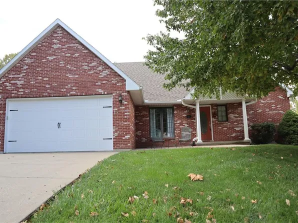 16 Lakeview Dr, Lexington, MO 64067