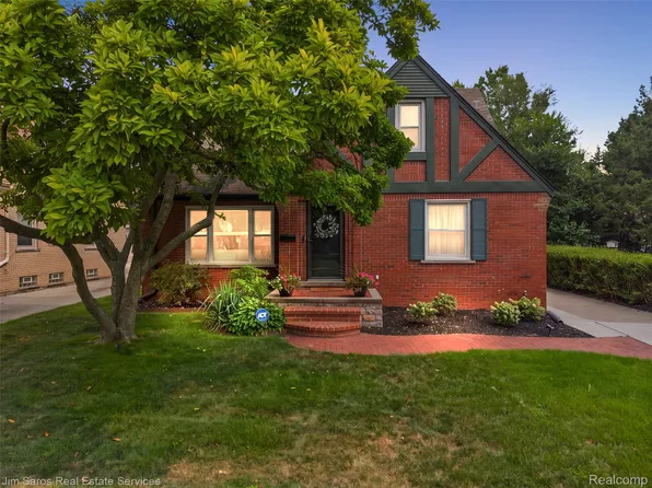 488 Bournemouth Rd, Grosse Pointe Farms, MI 48236