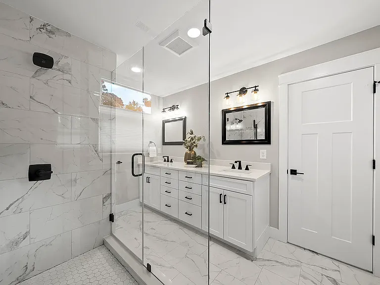 Maser bath with modern glass shower