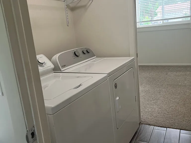 1618 Windsor Ct — Photo 18