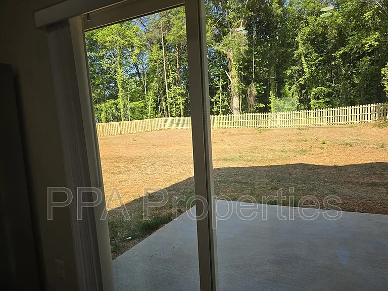 402 Giles St — Photo 2