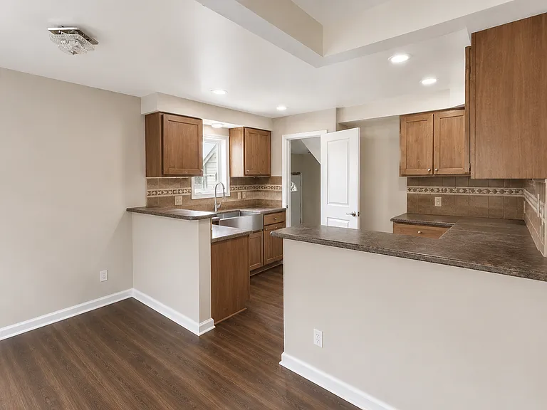 16001 Coram St — Photo 2