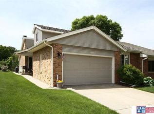 8323 Carriage Hill Ct, Lincoln, NE 68510
