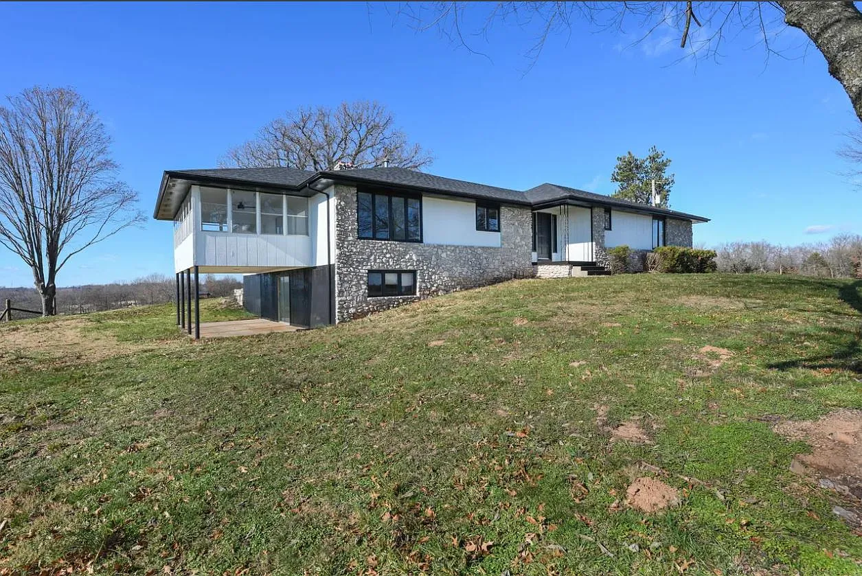 2 bed, 2.5 bath, 2493 sqft, $2,295 — Photo 3