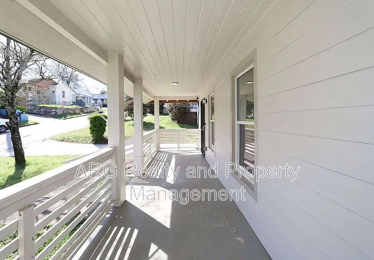 1095 Ira St SW — Photo 4