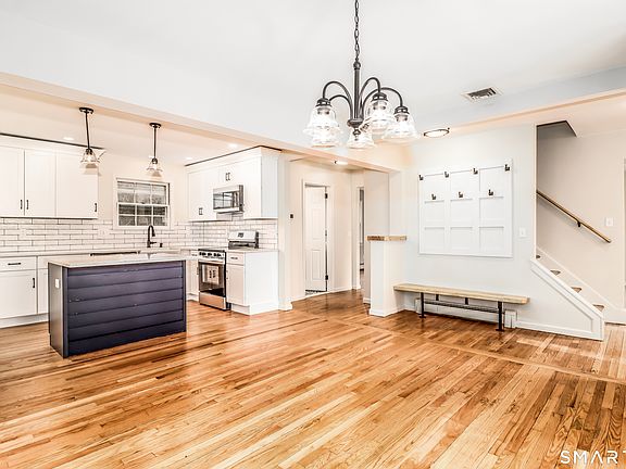 5th image of 408 Hut Hill Road