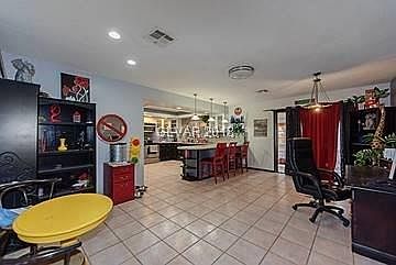 4th image of 5993 N Torrey Pines Dr