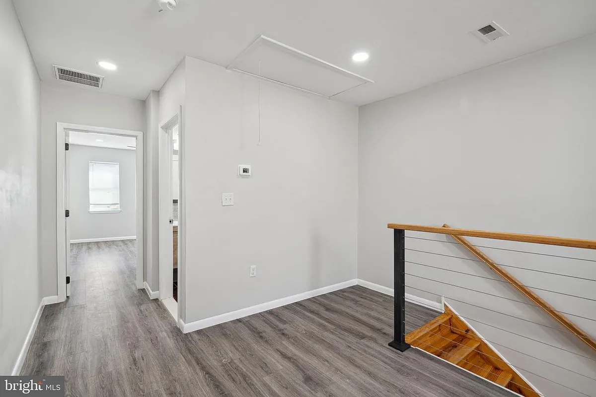 Building Photo - 175 W Girard Ave #2