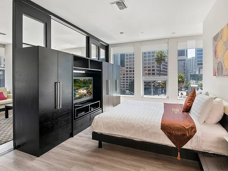TENTEN Wilshire — Photo 23