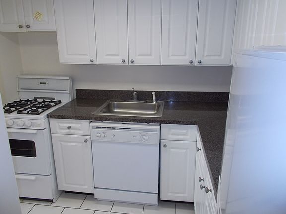 3rd image of 153 E 32nd St Lbby Lk
