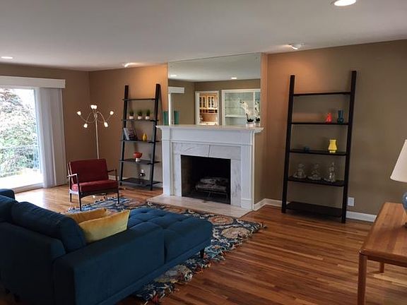 UPSTAIRS
Livingroom