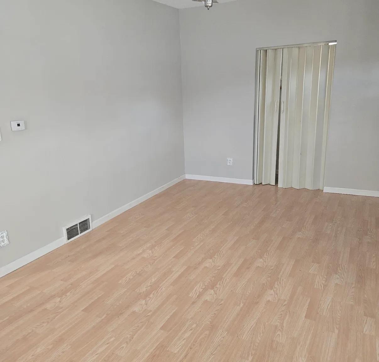 3 bed, 1100 sqft, $1,050 — Photo 2