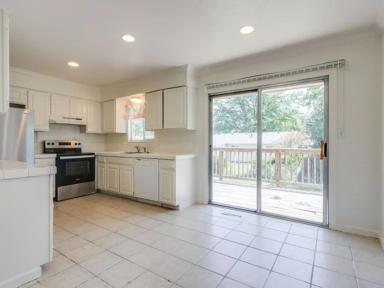 1312 Ash Dr — Photo 12