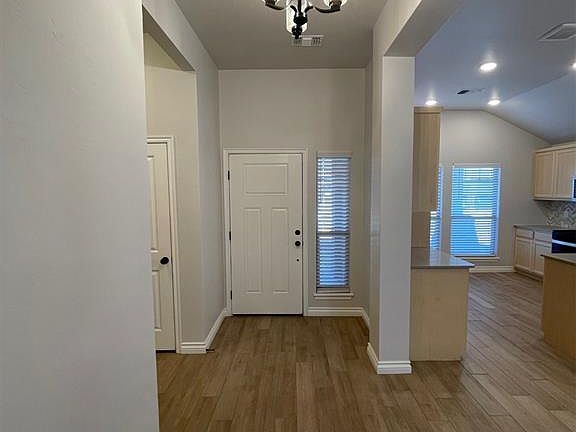 5th image of 602 Ozark Ln