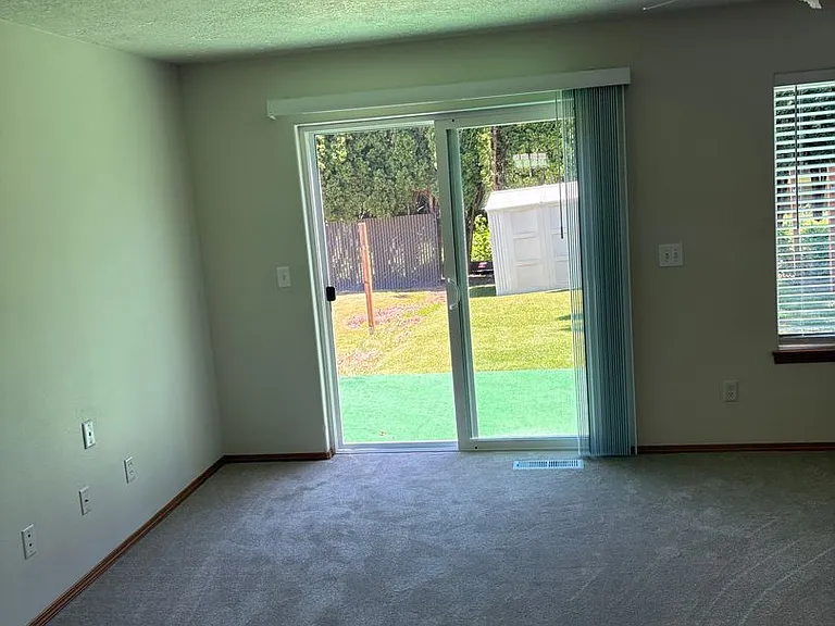 204 SE Kane Dr — Photo 13