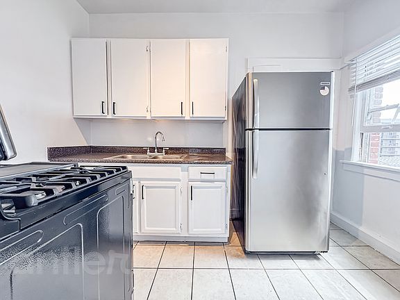 4th image of 916 Grattan St #U107