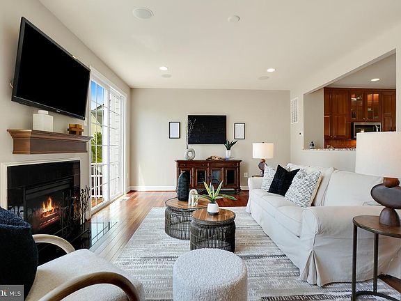 5th image of 102 Anthem Ave
