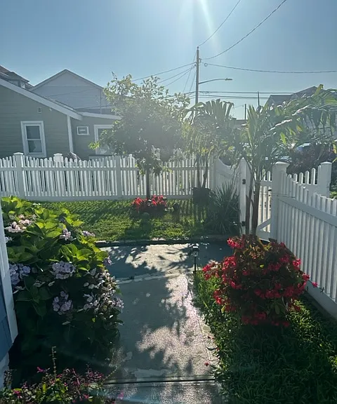 608 W Olive St — Photo 2