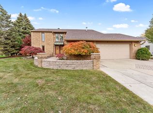 28589 Chatham Rd, Grosse Ile, MI 48138