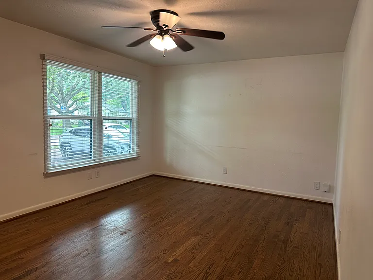 1201 W Lovers Ln — Photo 2