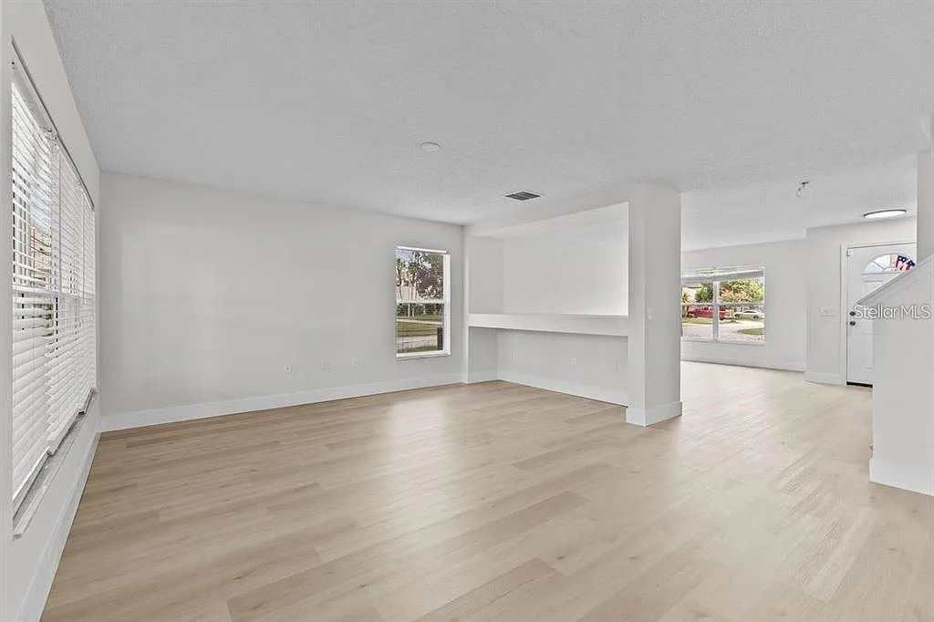 4 bed, 2.5 bath, 2411 sqft, $2,500 — Photo 3