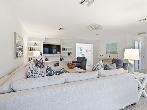 4th image of 725 Dahlia Ln