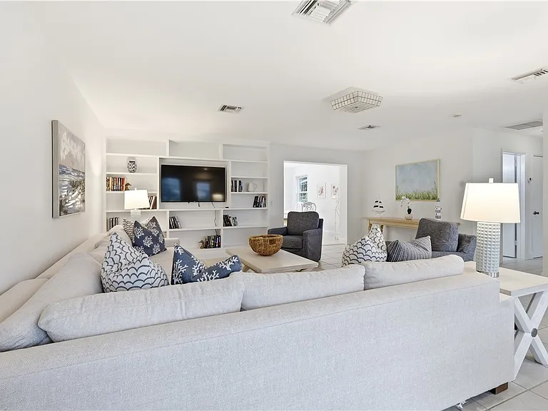 725 Dahlia Ln — Photo 4