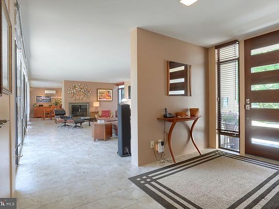 4th image of 940 Summit St