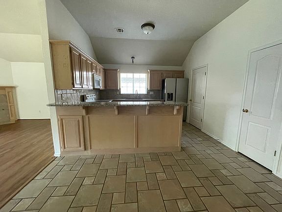 Large open kitchen, with eat-in kitchen/dining room area,