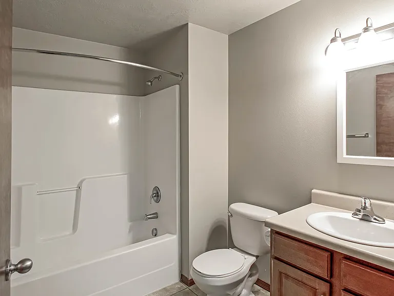 Auburn Manor Apartments — Photo 17