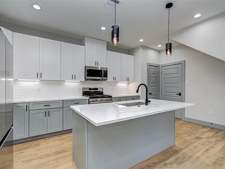 835 S Victory Dr — Photo 14